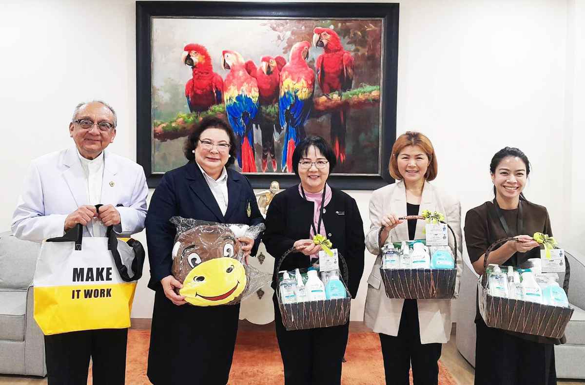 มอบของที่ระลึกคณะผู้บริหารจากตลาดหลักทรัพย์ เอ็ม เอ ไอ ในโอกาสเยี่ยมชมกิจการฟื้นฟูและส่งเสริมสุขภาพผู้สูงอายุ THE PARENTS