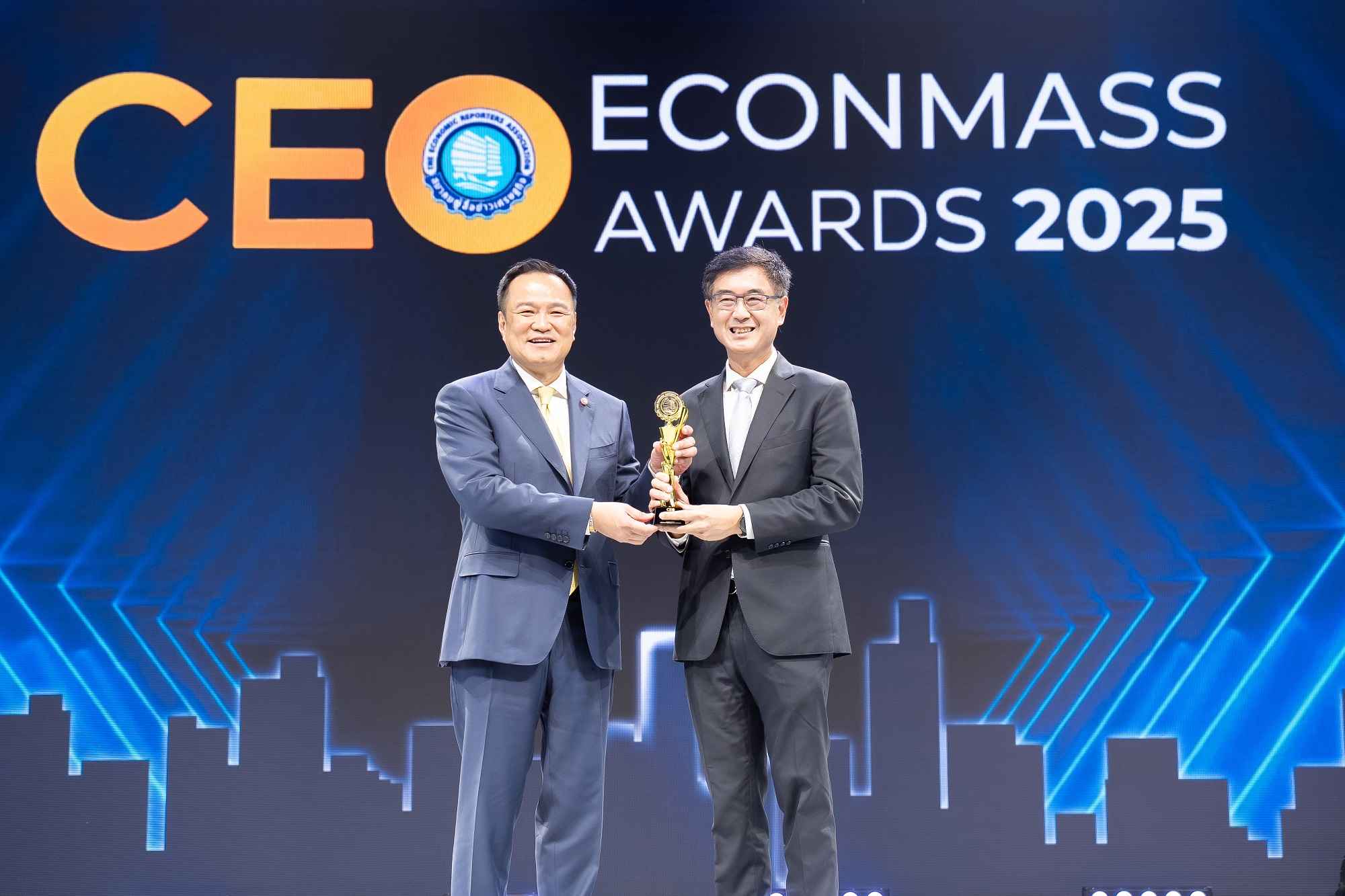 คุณสมเกียรติ เมสันธสุวรรณ ประธานเจ้าหน้าที่บริหาร WHAUP รับรางวัล ‘สุดยอดซีอีโอรุ่นใหญ่ สาขาทรัพยากร ประจำปี 2568’ และรางวัล ‘เดอะเบสต์ซีอีโอรุ่นใหญ่ ประจำปี 2568’ 