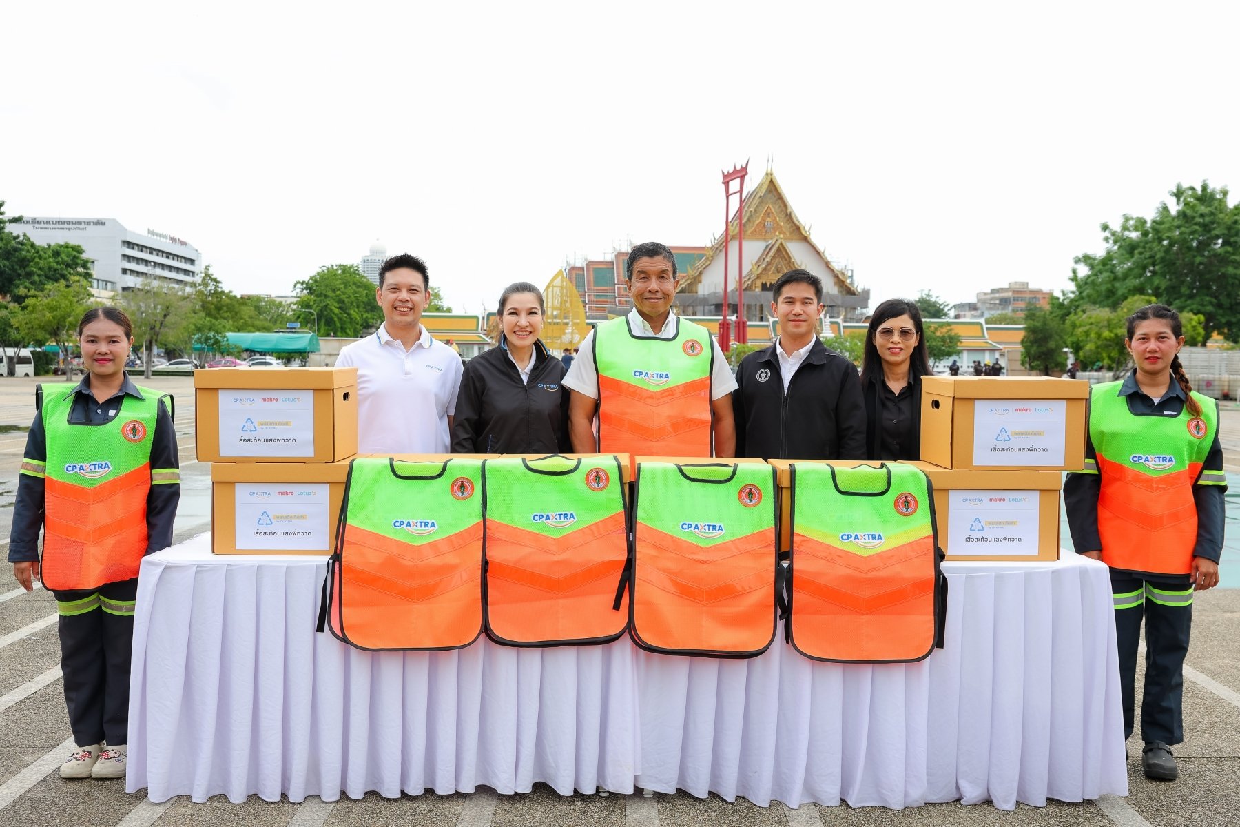 ซีพี แอ็กซ์ตร้า เดินหน้าโครงการ “พลาสติก คืนค่า” ส่งมอบเสื้อกั๊กสะท้อนแสงจากขวดพลาสติกรีไซเคิลให้ ”พี่กวาด” สังกัด กทม.