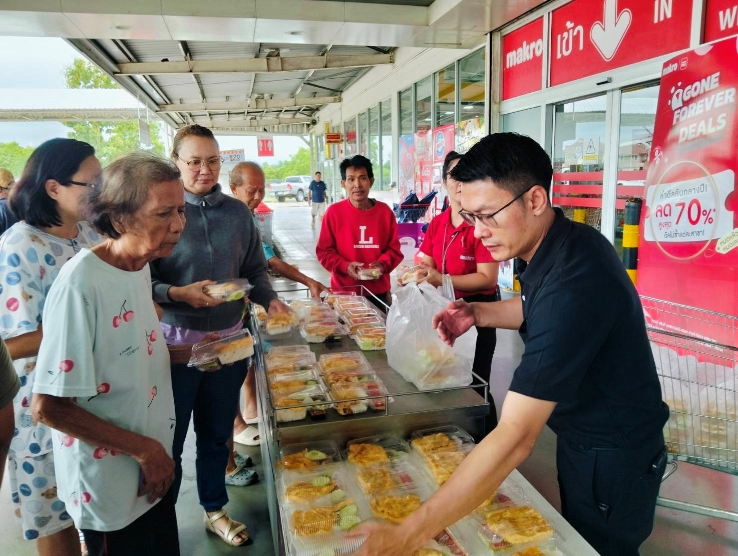 แม็คโคร-โลตัส ระดมความช่วยเหลือผู้ประสบภัยน้ำท่วม ส่งอาหารพร้อมรับประทาน เครื่องดื่ม และของใช้จำเป็น ถึงพื้นที่ประสบภัย