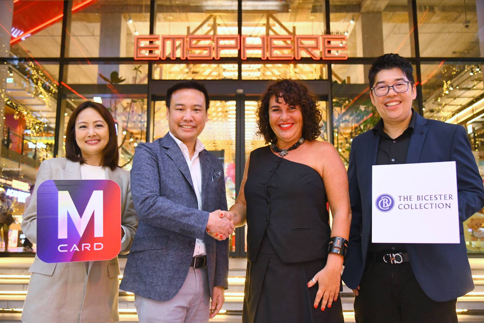 เดอะมอลล์ กรุ๊ป - ธนาคารกรุงเทพ ฉลองยิ่งใหญ่ครบรอบ 1 ปี บัตรเครดิต เดบิต Bangkok Bank M Visa ด้วยเอกสิทธิ์ สิทธิประโยชน์เหนือระดับ