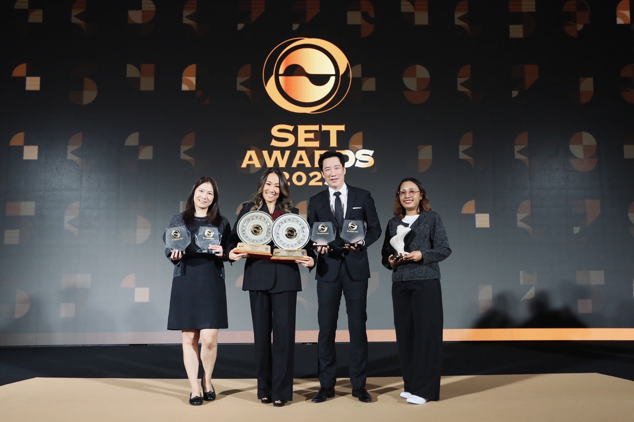 “วาสนา จันทรัช” คว้ารางวัล Best CEO Awards & Young Rising Star พร้อมพา XO กวาดรางวัล SET Awards 2025