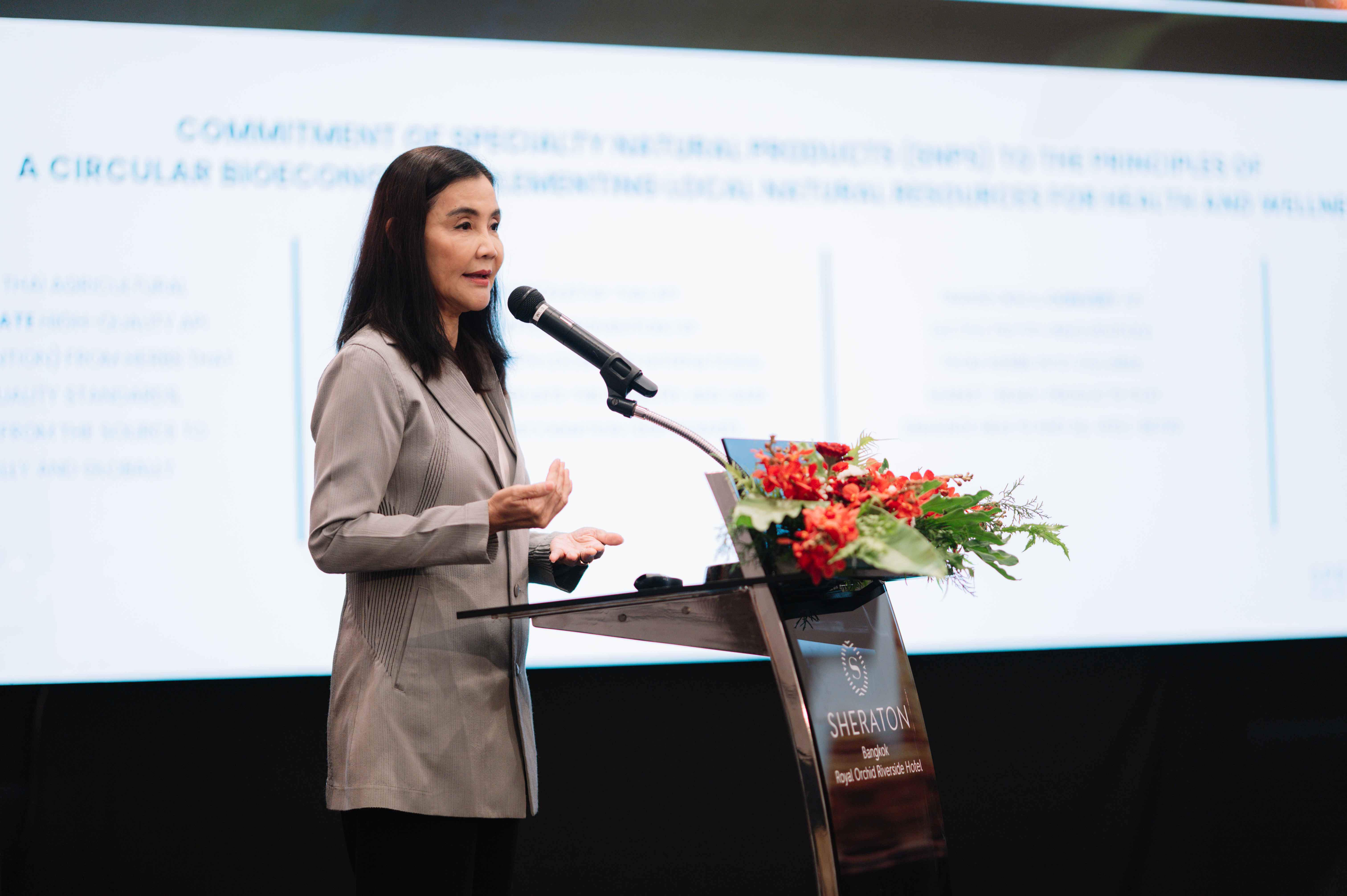 รศ.ดร.พรรณวิภา_0 (1).jpg