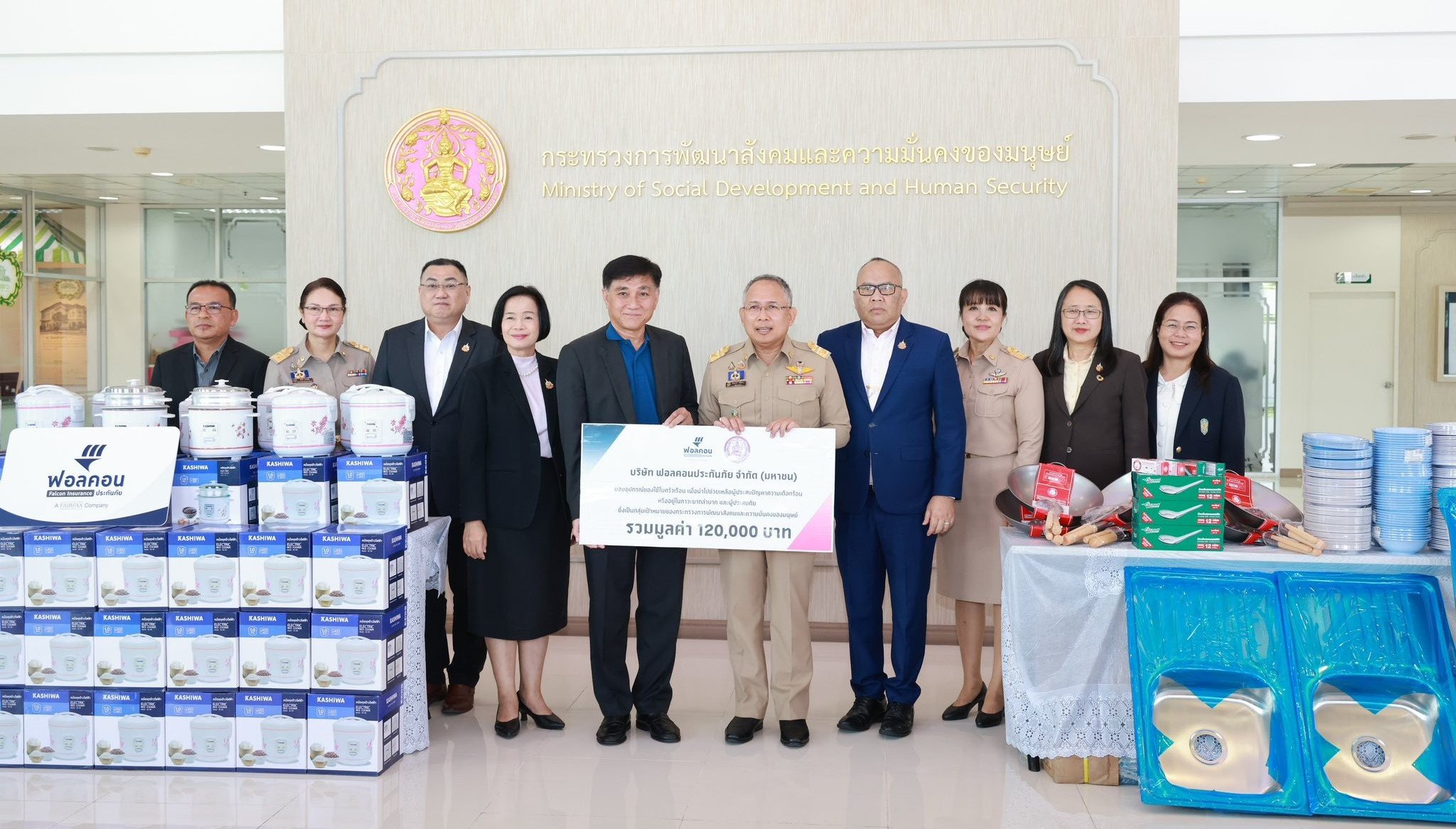 ฟอลคอนประกันภัย และพนักงาน ร่วมกับกระทรวงการพัฒนาสังคมและความมั่นคงของมนุษย์ (พม.) เร่งส่งมอบความช่วยเหลือดูแลกลุ่มเปราะบางที่ประสบอุทกภัยทั่วประเทศ