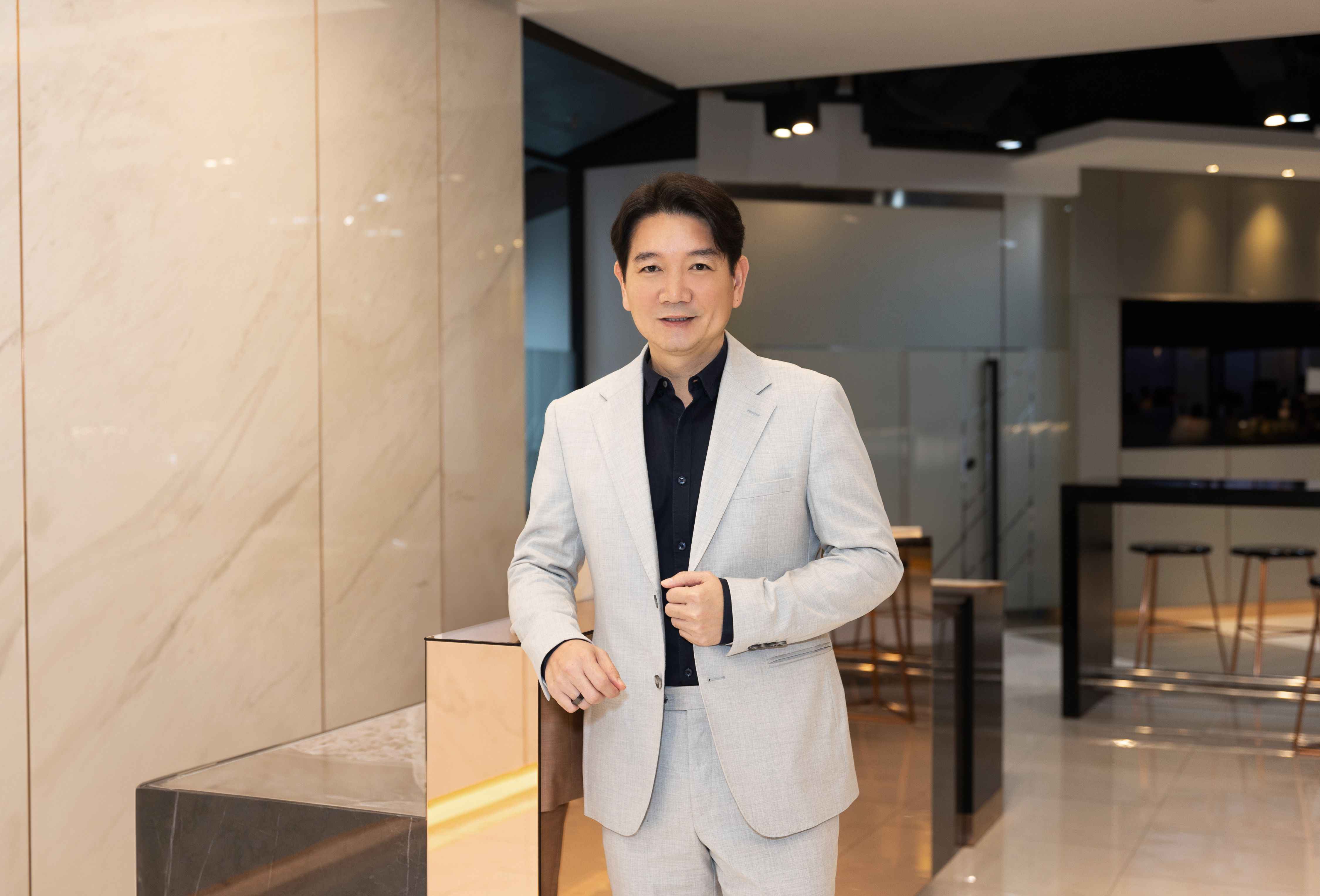 CEO คุณพีระพงศ์ จรูญเอก (1).jpg