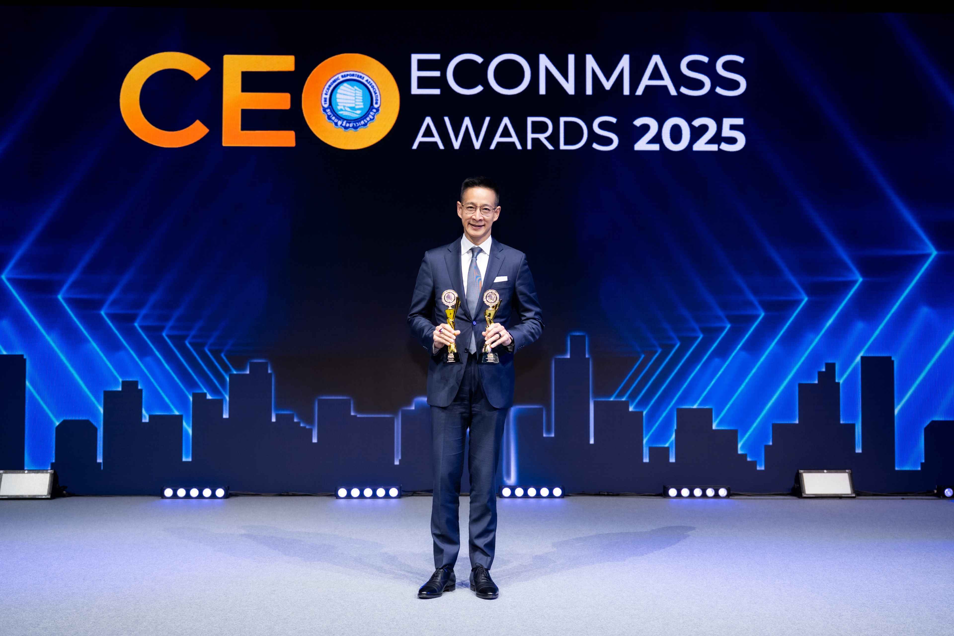 “สาระ ล่ำซำ” คว้า 2 รางวัลเกียรติยศ จากงาน CEO ECONMASS Awards 2025