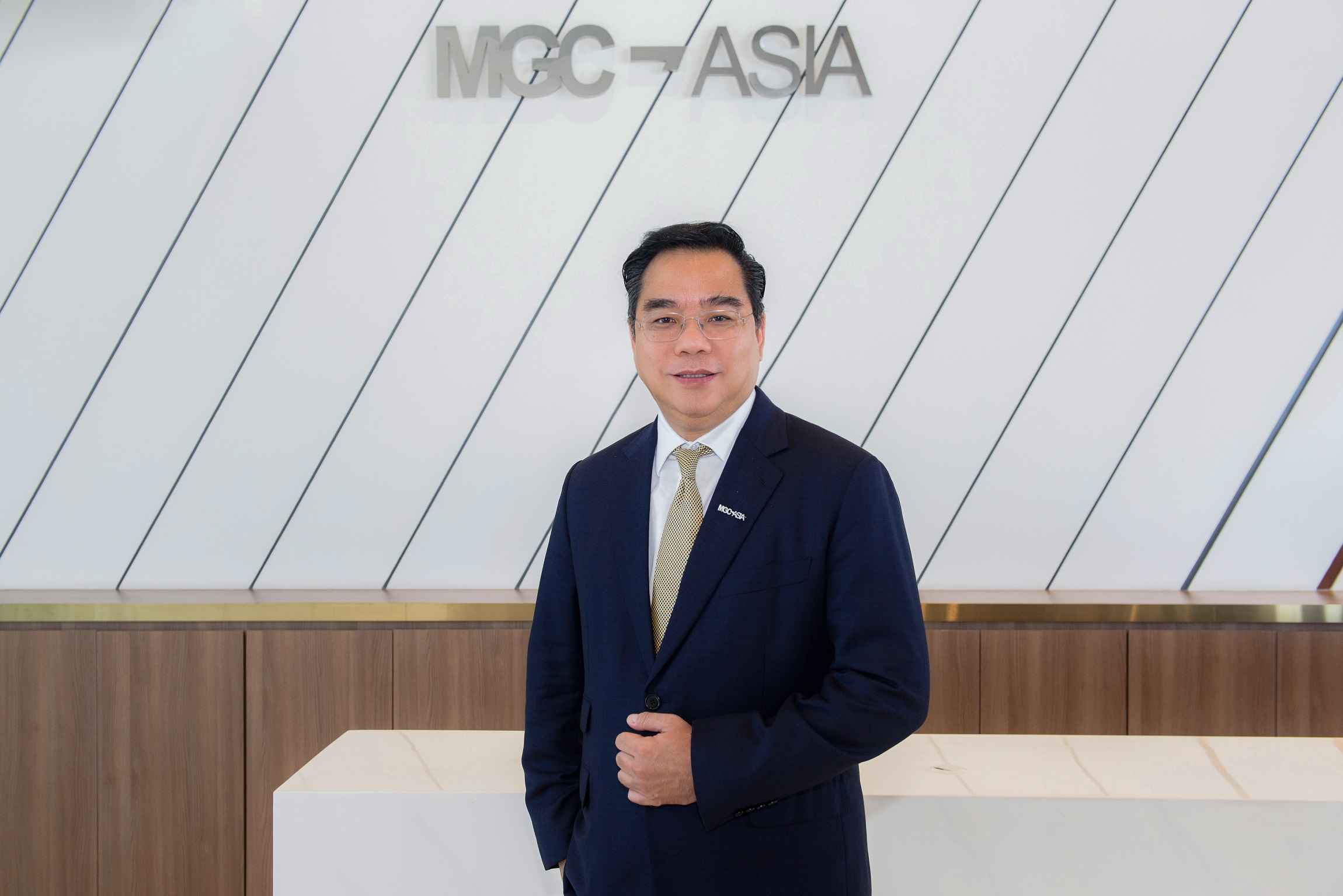 ดร.สัณหวุฒิ ธรรมชวนวิริยะ  CEO - MGC (1).jpg
