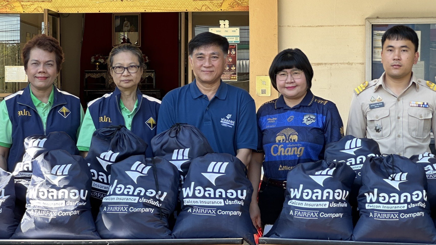 ฟอลคอนประกันภัย ลงพื้นที่-มอบถุงยังชีพ เดินหน้าช่วยผู้ประสบภัยน้ำท่วมในพื้นที่ จ.อยุธยา ร่วมกับ คปภ. และกระทรวงการพัฒนาสังคมและความมั่นคงของมนุษย์ (พม.)