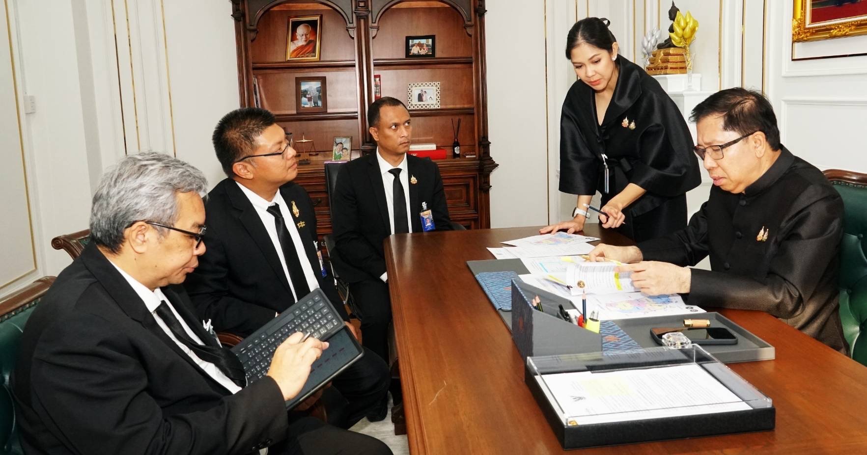 “รมต.สันติ ปิยะทัต” ประชุมแก้ไขวิกฤตน้ำท่วมตรัง