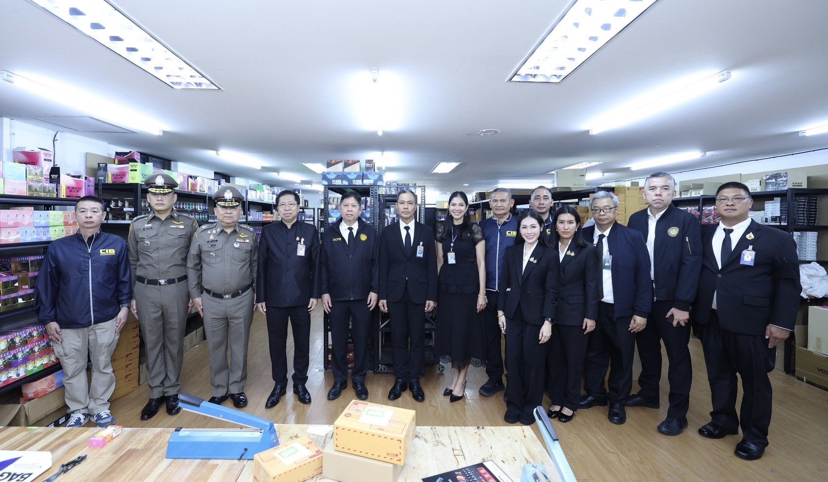 รมต.สันติ ปิยะทัต ลุยแถลงจับบุหรี่ไฟฟ้าล็อตใหญ่ มูลค่ากว่า 15 ล้าน