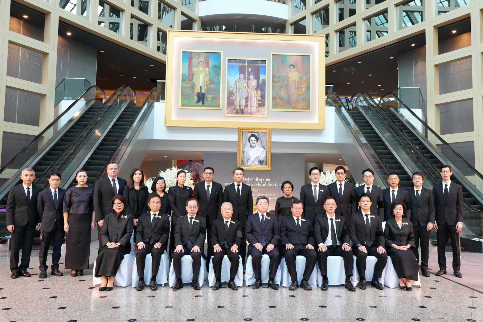 กลุ่มเอสซีบีเอกซ์จัดพิธีแสดงความอาลัยและตักบาตรถวายพระราชกุศลสัตตมวาร แด่สมเด็จพระบรมราชชนนีพันปีหลวง