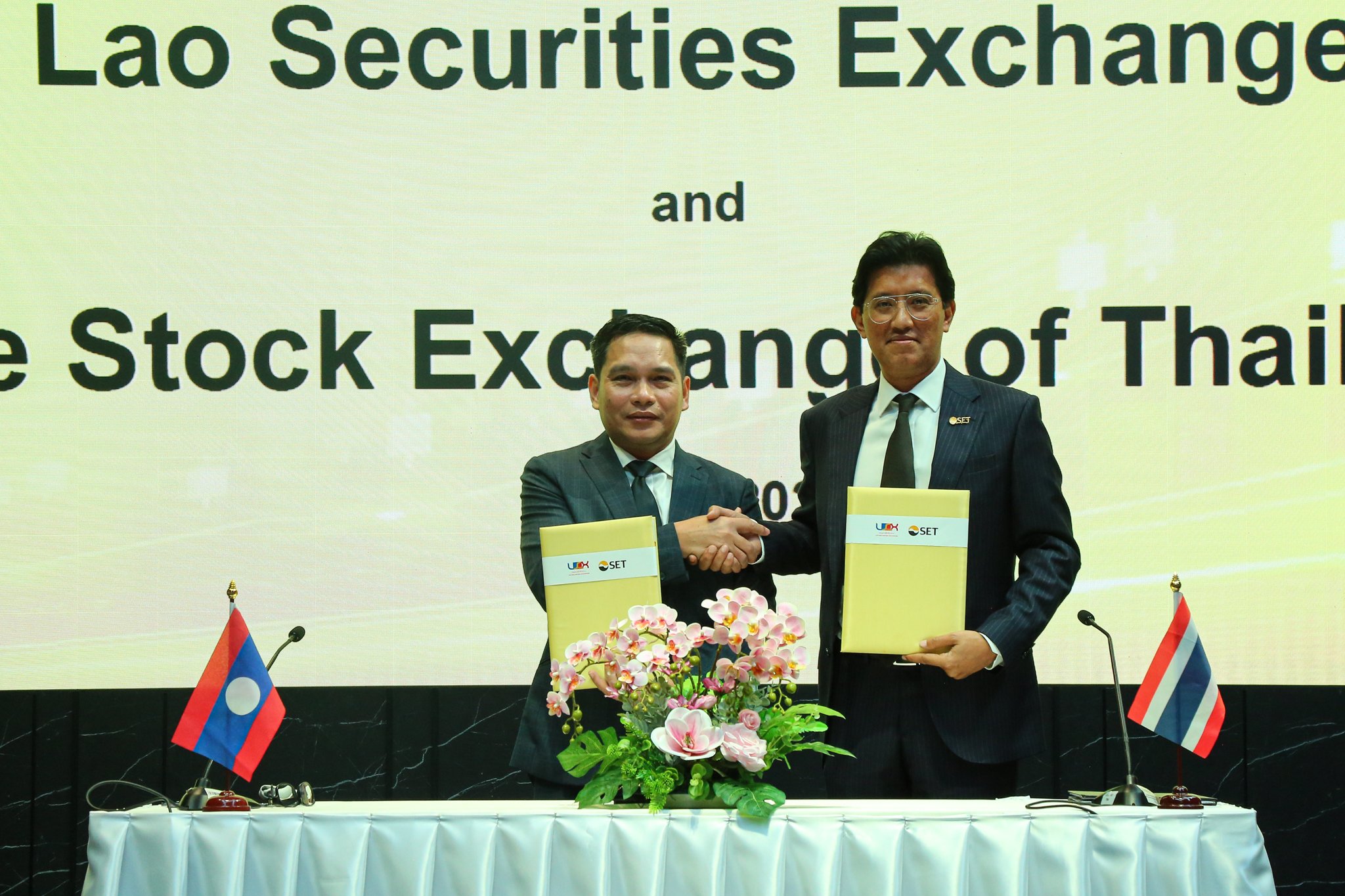ตลาดหลักทรัพย์ฯ และตลาดหลักทรัพย์ลาว ลงนาม MOU เชื่อมตลาดทุนไทย–ลาว ขยายโอกาสลงทุนสู่ภูมิภาค