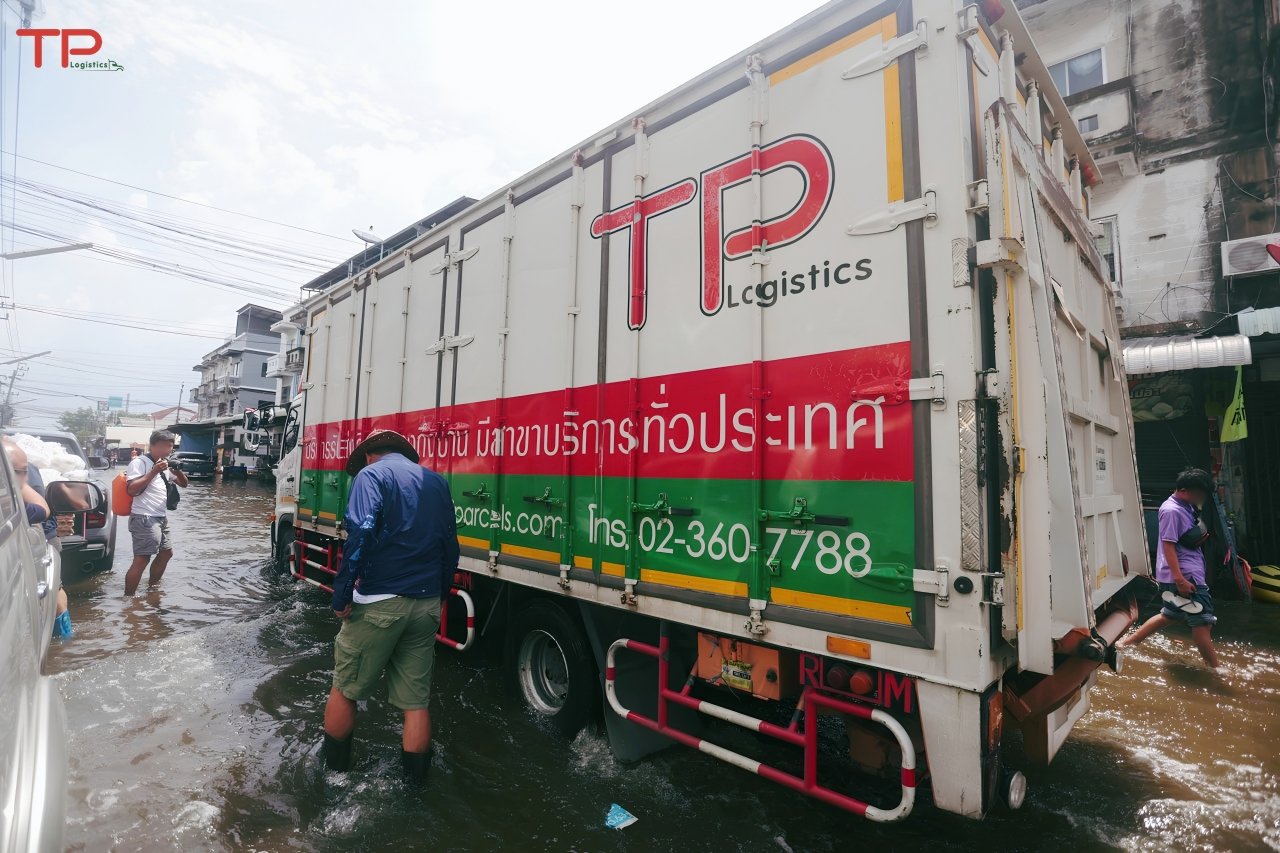TP Logistics ร่วมภารกิจ "เนชั่นปันน้ำใจ" ส่งต่อน้ำใจถึงพี่น้อง ผู้ประสบอุทกภัยในกรุงเทพฯ