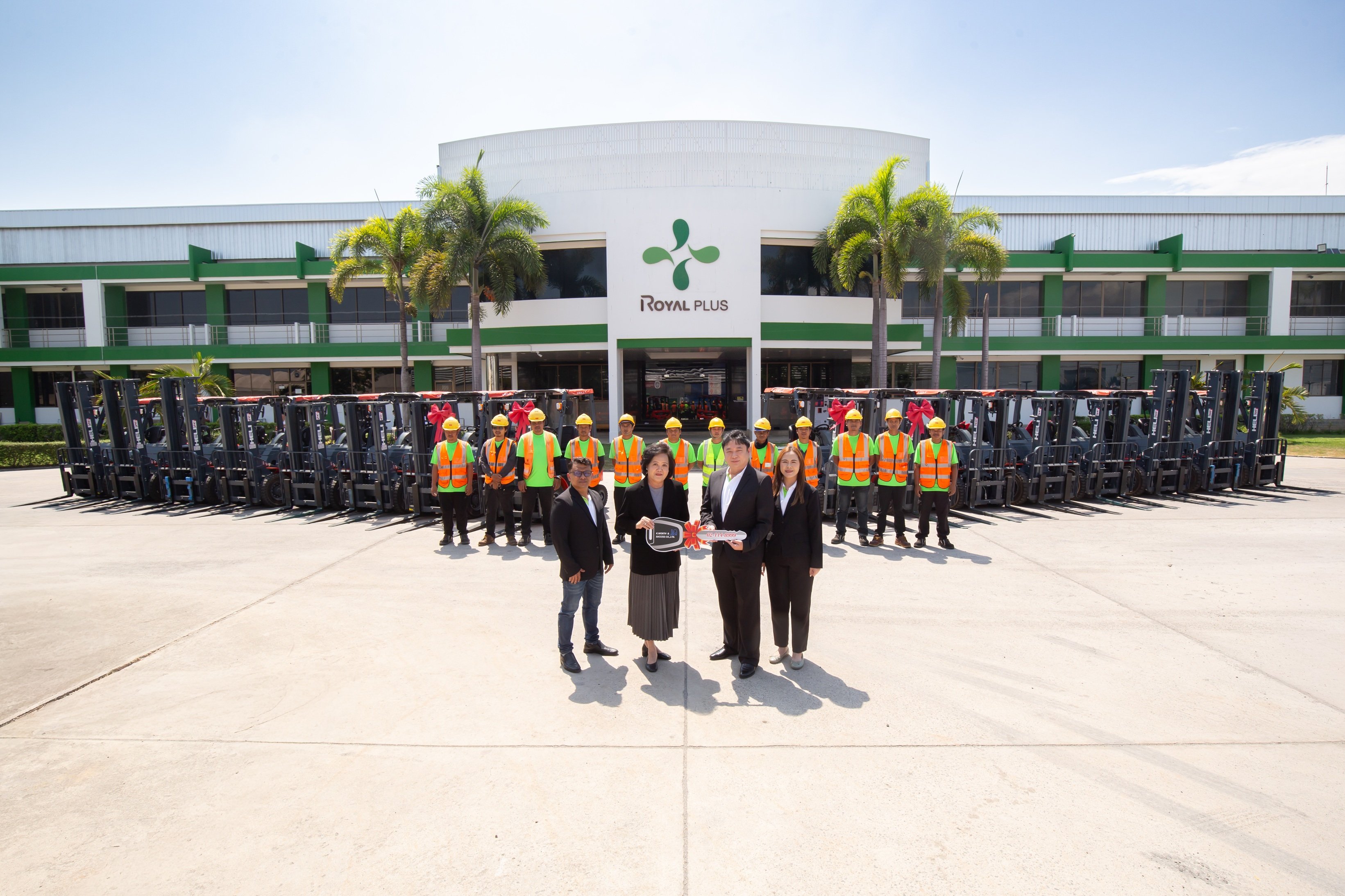PLUS ยกระดับสู่ Green Logistics ใช้ EV Forklift ลดคาร์บอนทั้งซัพพลายเชน