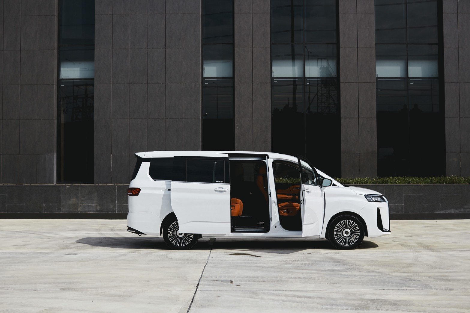 NEX เปิดตัวรถยนต์ไฟฟ้า BAW M8 Flagship เจาะตลาดครอบครัว วางเป้ายอดขายปีนี้ 1,000 คัน