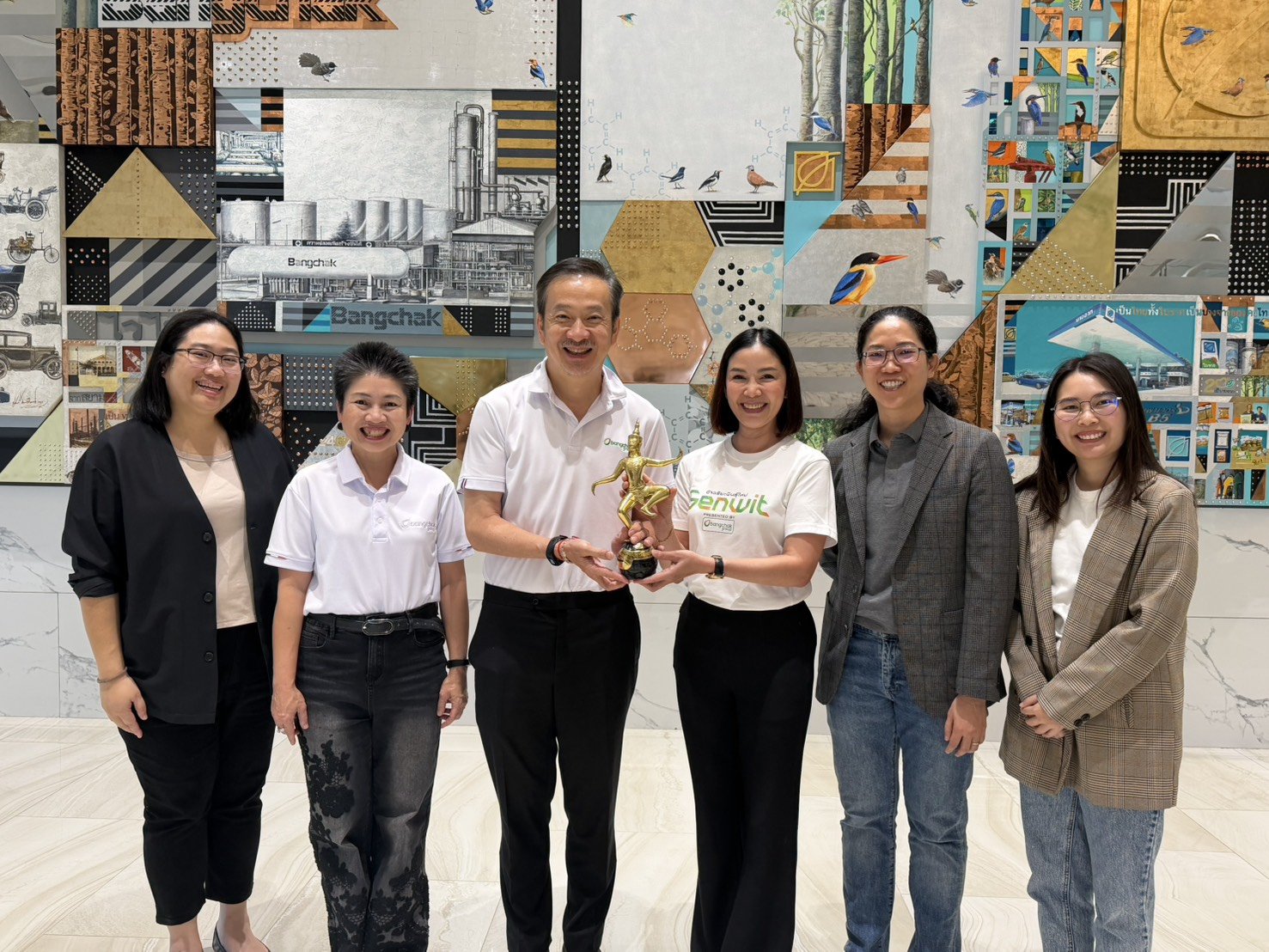บางจากฯ - เวิร์คพอยท์ ร่วมยินดีในความสำเร็จรายการ “Genwit อัจฉริยะพันธุ์ใหม่ Presented by Bangchak Group” คว้ารางวัลนาฏราช ครั้งที่ 17 ประจำปี 2568