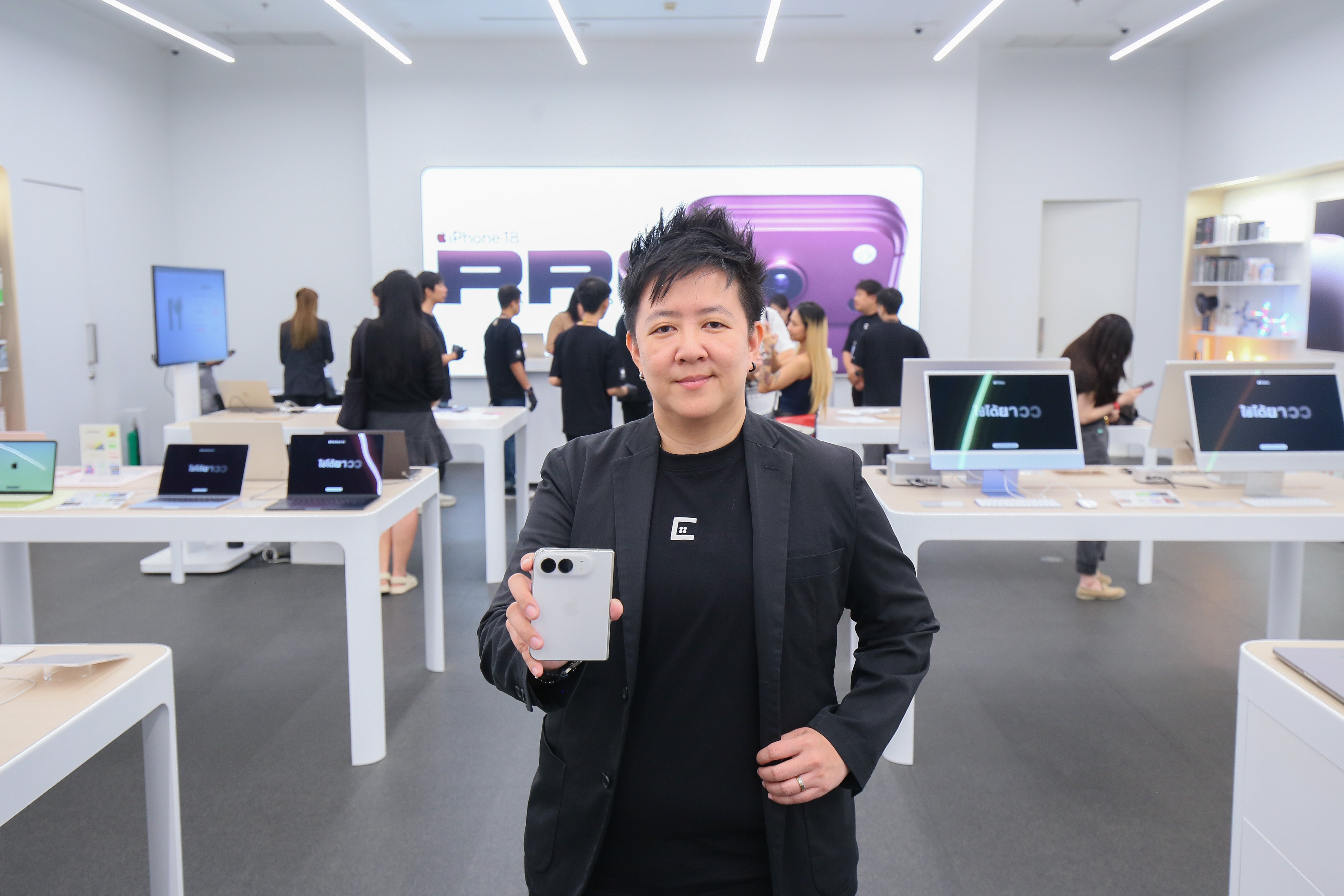 CPW สร้างปรากฏการณ์ iPhone Duo วันแรกคึกคัก ยอดจองล้น ตอกย้ำผู้นำนวัตกรรมสมาร์ตโฟนจอพับรุ่นแรกสู่ตลาดไทย